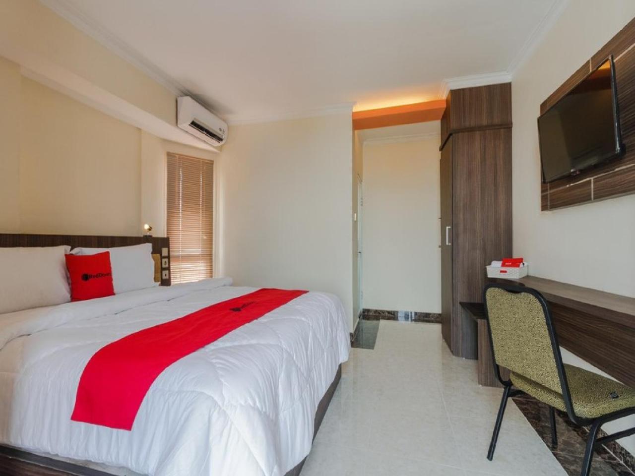 Reddoorz Plus @ Boulevard Panakkukang Macasar Exterior foto