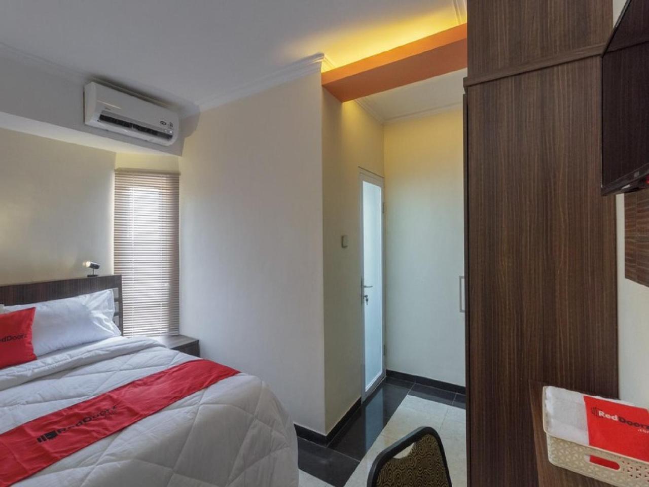 Reddoorz Plus @ Boulevard Panakkukang Macasar Exterior foto