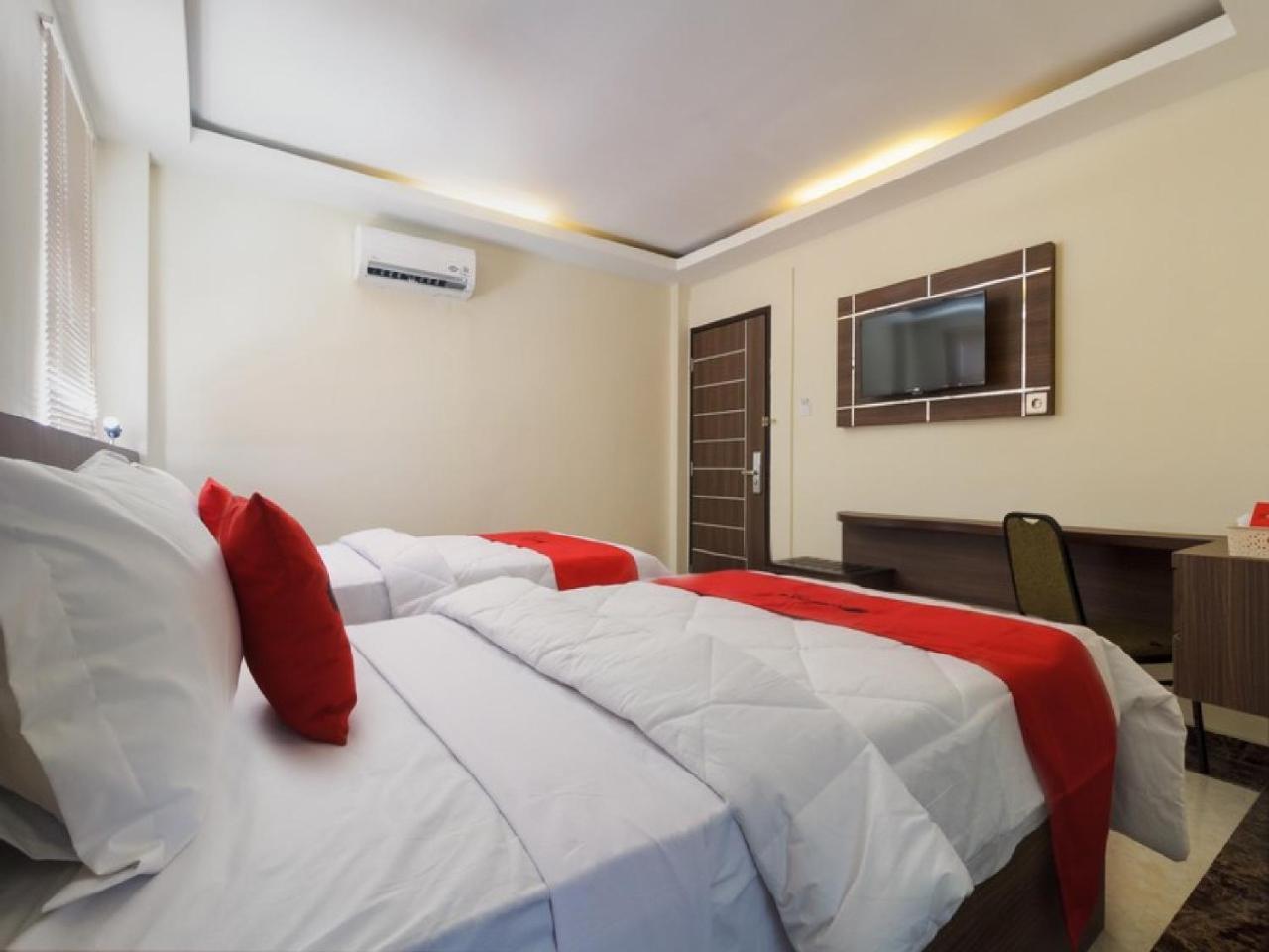 Reddoorz Plus @ Boulevard Panakkukang Macasar Exterior foto